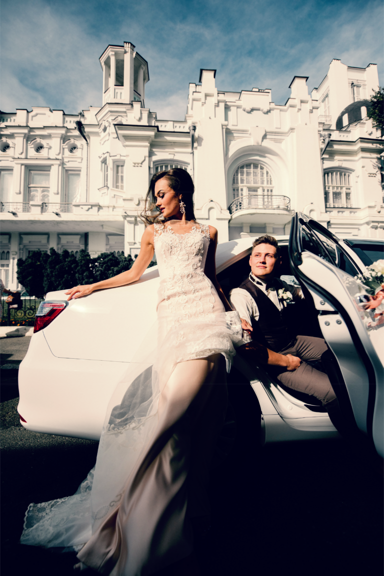 Braut und Bräutigam am Hochzeitsauto