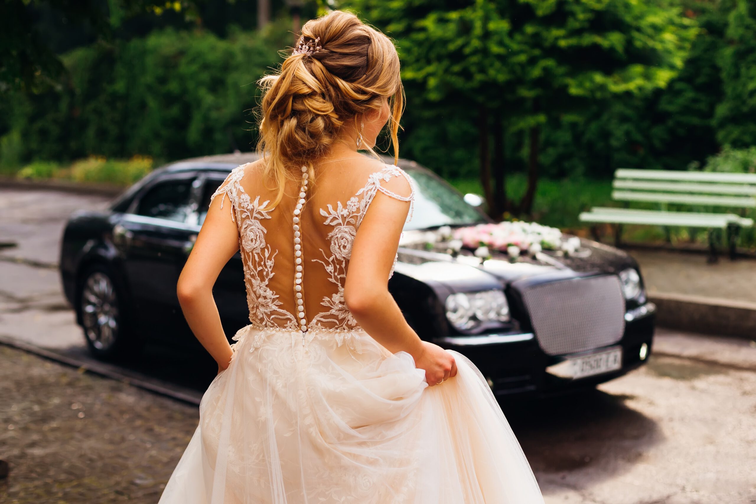 bride goes to the wedding car